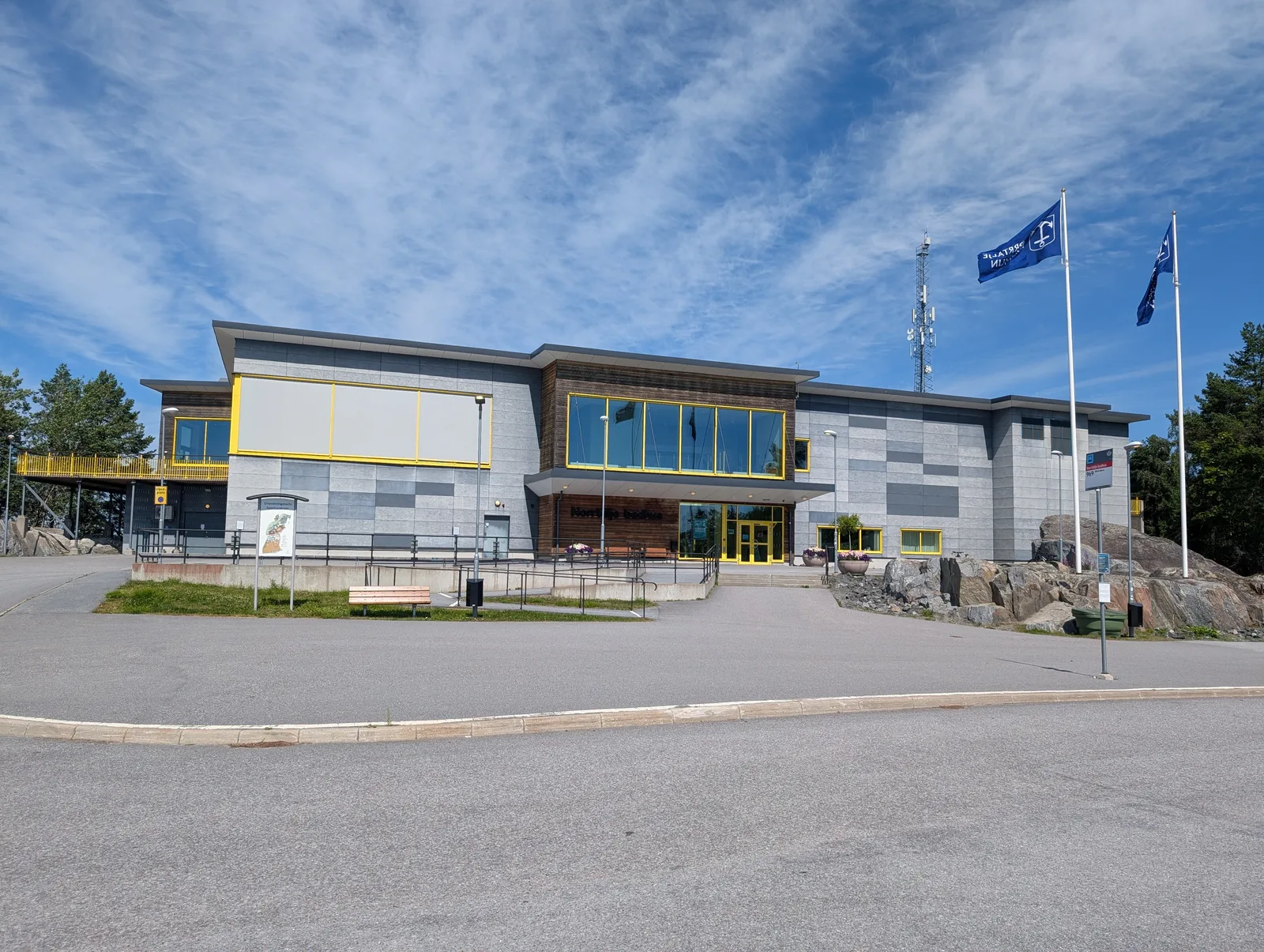 Bassäng och badmiljö inne i Norrtälje Badhus
